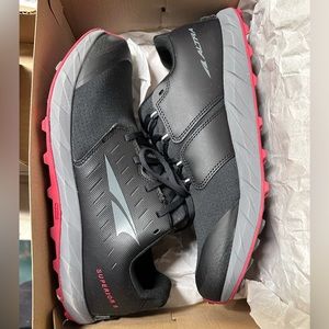 Brand new altra superior 5. Never worn out of the house.